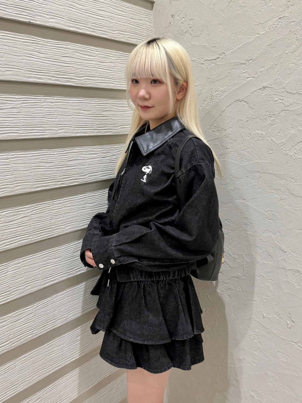 ブラック系のバックパック/リュック、ホワイト系のキャミソール、ブラック系のスカートを着用したレディースの秋コーディネートの4枚目の写真