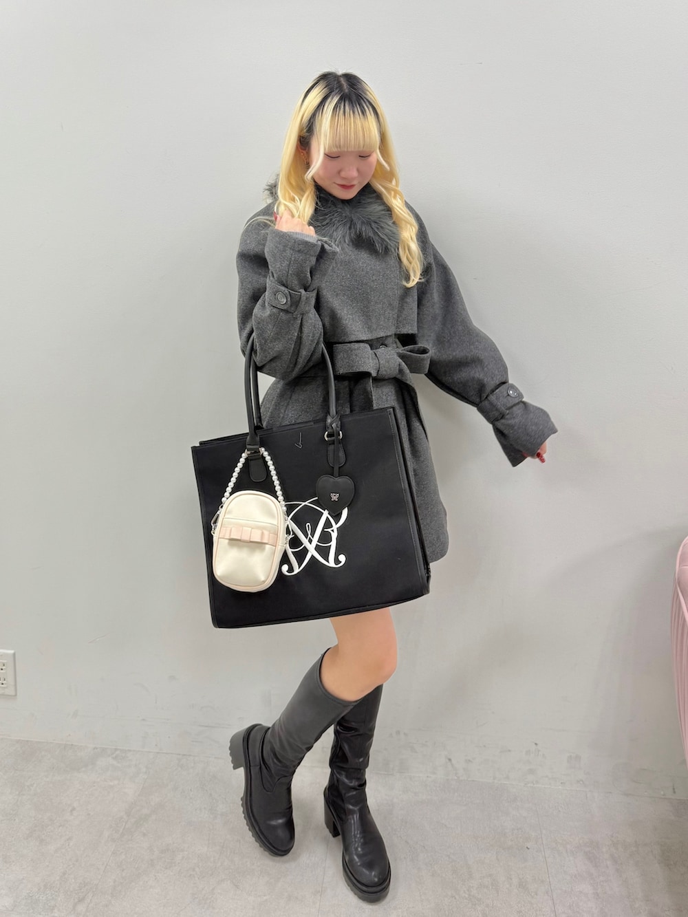 ブラック系のトートバッグ、ブラック系のトートバッグ、グレー系のその他アウターを着用したレディースの冬コーディネートの2枚目の写真