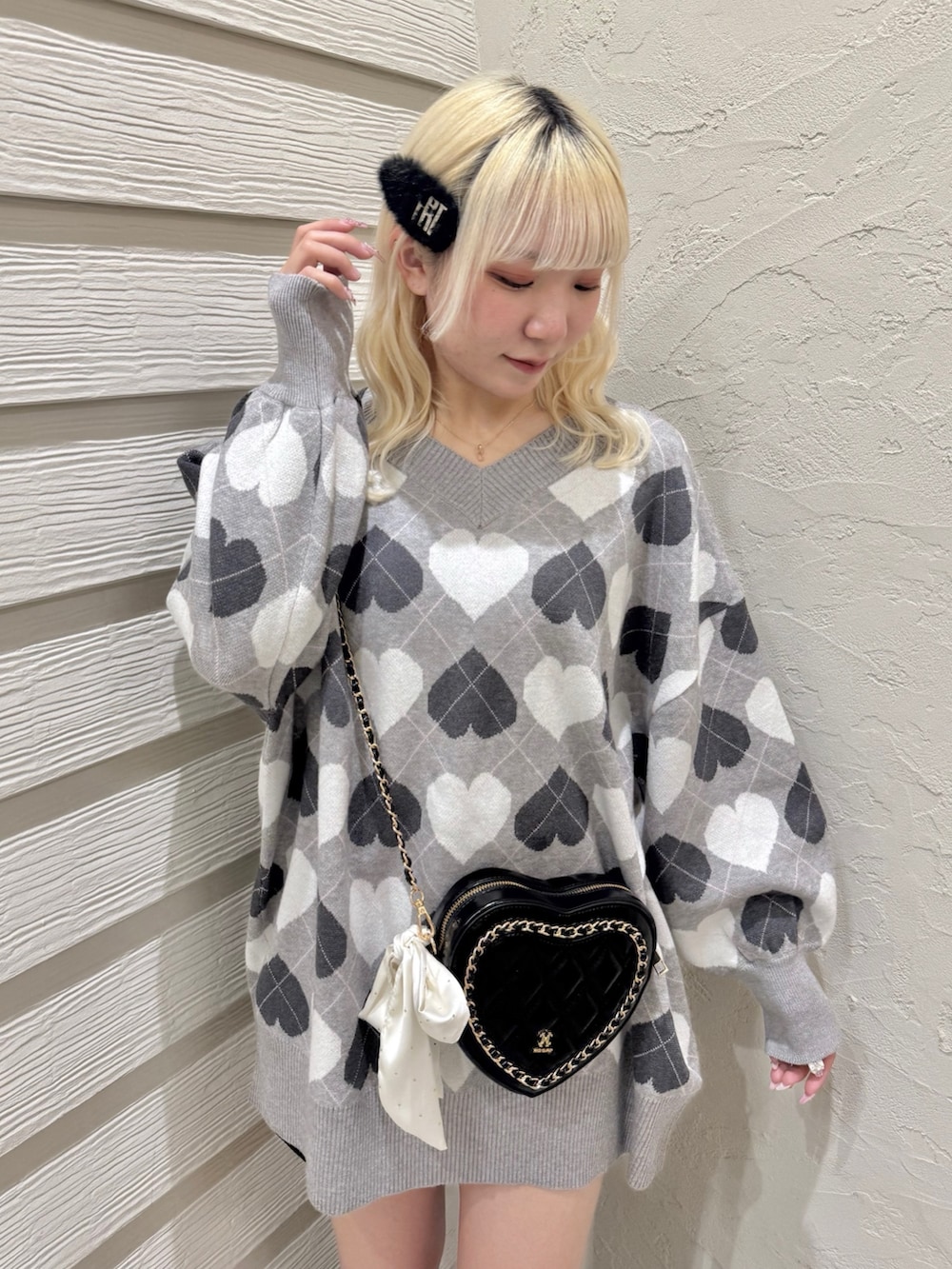 ブラック系のショルダーバッグ、グレー系のワンピース、ブラック系のブーツを着用したレディースの冬コーディネートの4枚目の写真