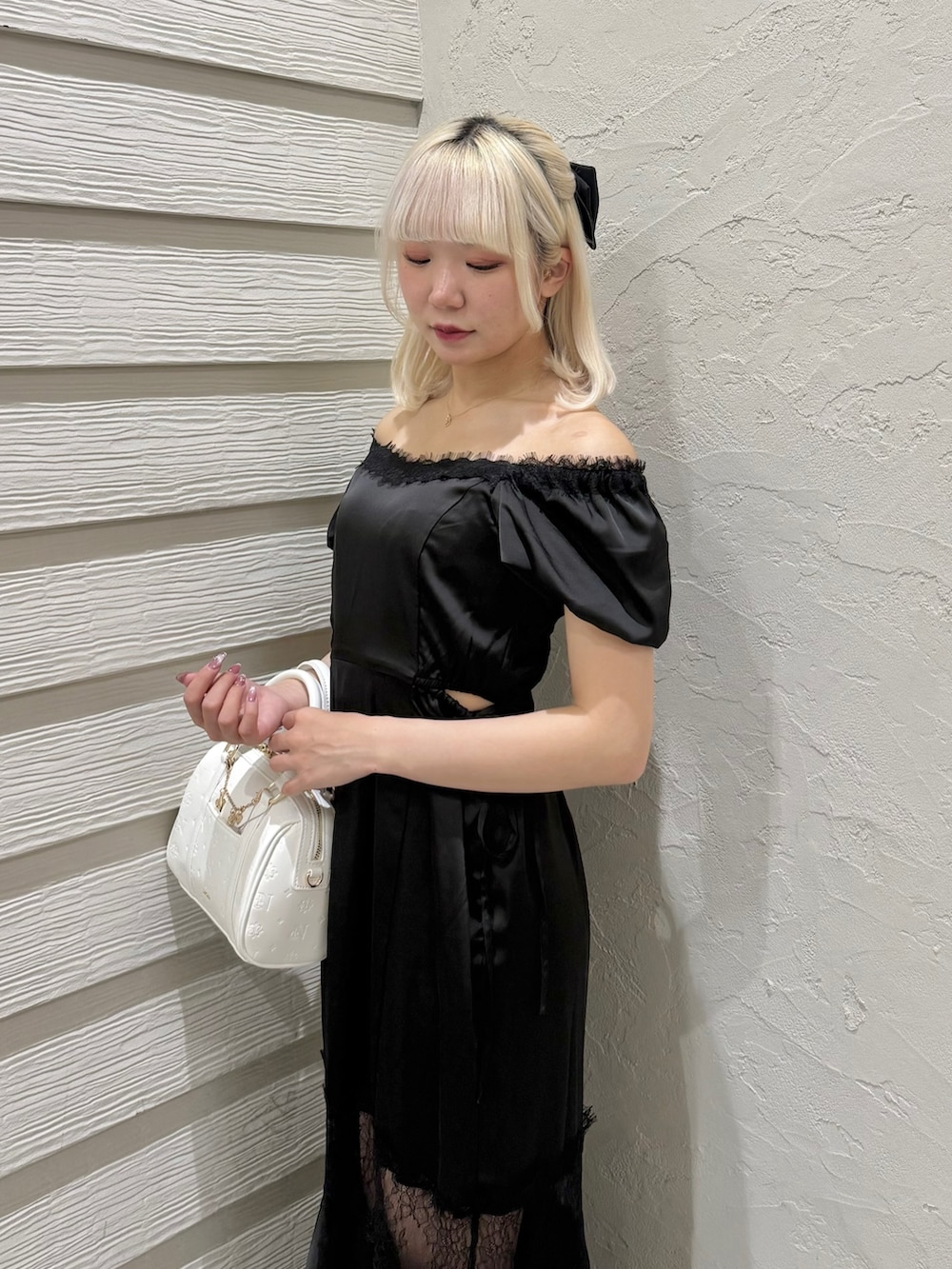 ブラック系のワンピース、ホワイト系のショルダーバッグ、その他のサンダルを着用したレディースの夏コーディネートの8枚目の写真