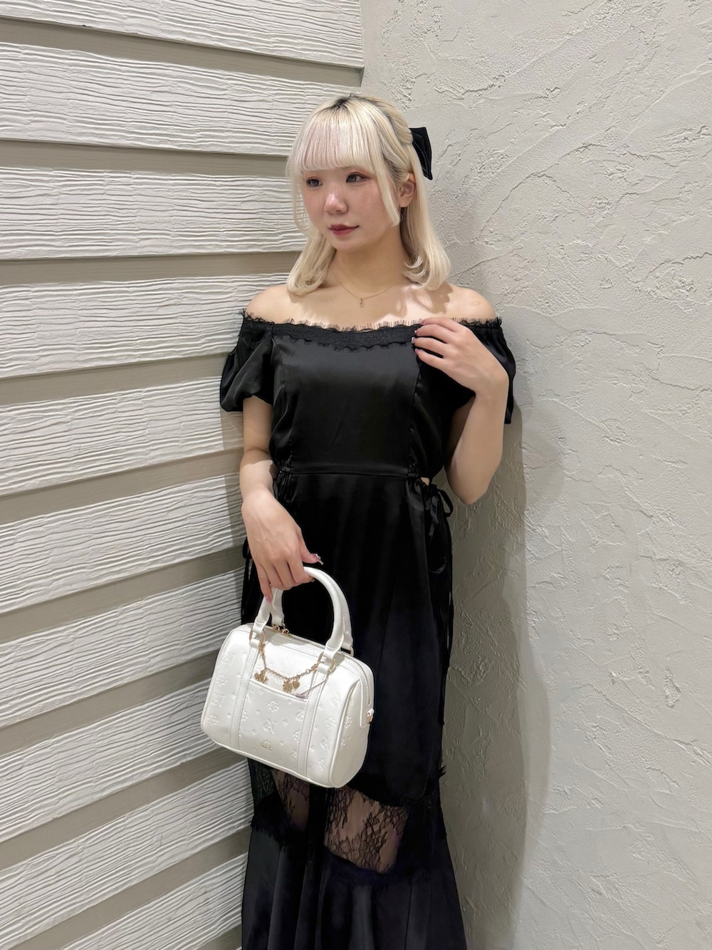 ブラック系のワンピース、ホワイト系のショルダーバッグ、その他のサンダルを着用したレディースの夏コーディネートの7枚目の写真
