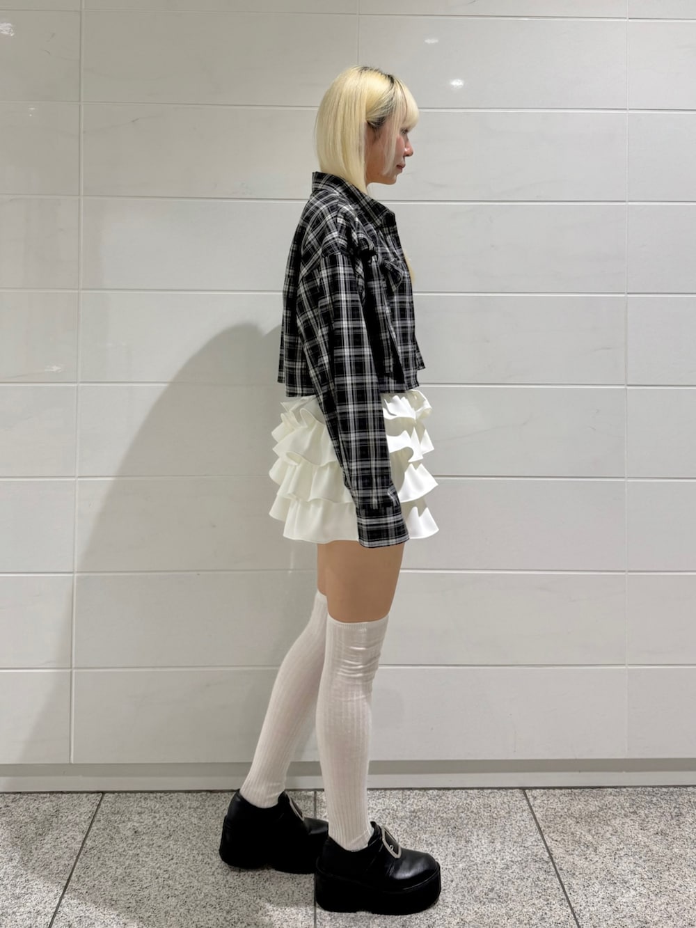 ホワイト系のスカート、ホワイト系のキャミソール、ブラック系のシャツ/ブラウスを着用したレディースの春コーディネートの2枚目の写真