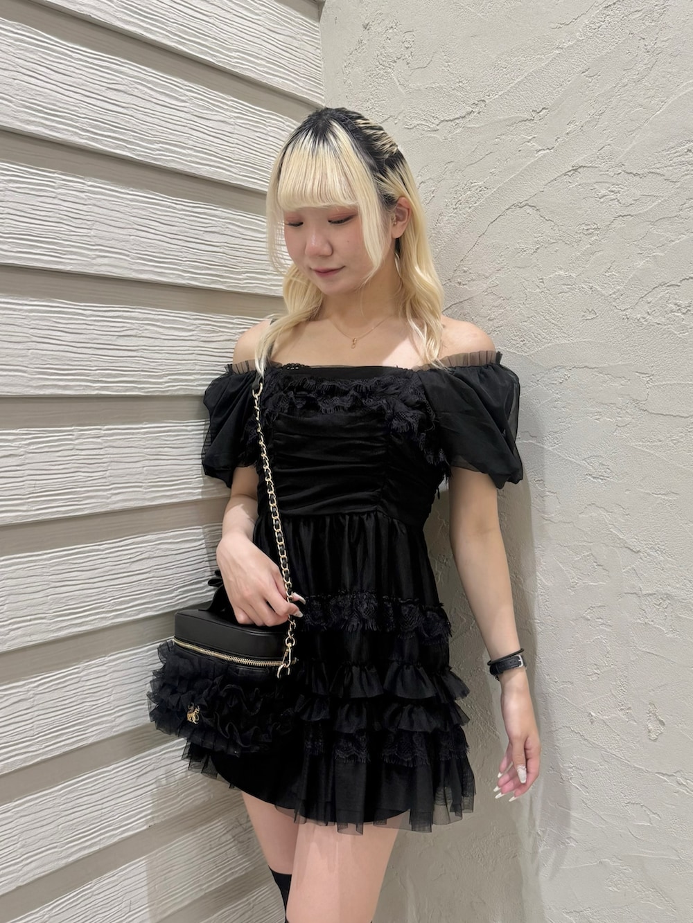 ブラック系のワンピース、ブラック系のショルダーバッグ、ブラック系のパンプスを着用したレディースの春コーディネートの6枚目の写真