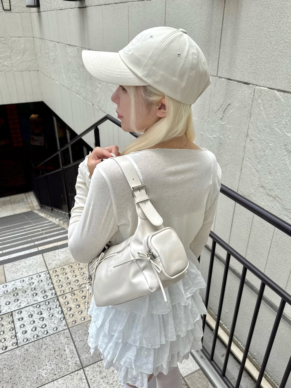 「OLIVE des OLIVE、オリーブ デ オリーブ(OLIVE des OLIVE)、ワンピース、ティアードワンピース、スポーツサンダル、厚底シューズ、厚底サンダル、キャップ、ショルダーバッグ、ホワイト、ホワイトコーデ、サンダル、お出かけコーデ、リボン、プチプラ」｜「OLIVE des OLIVEの【SETアイテム】シャーリングキャミワンピとボレロのセット（ワンピース、ホワイト系）」を使った、naoさん（骨格ストレート・レディース・163cm）の春コーディネートの4枚目の写真