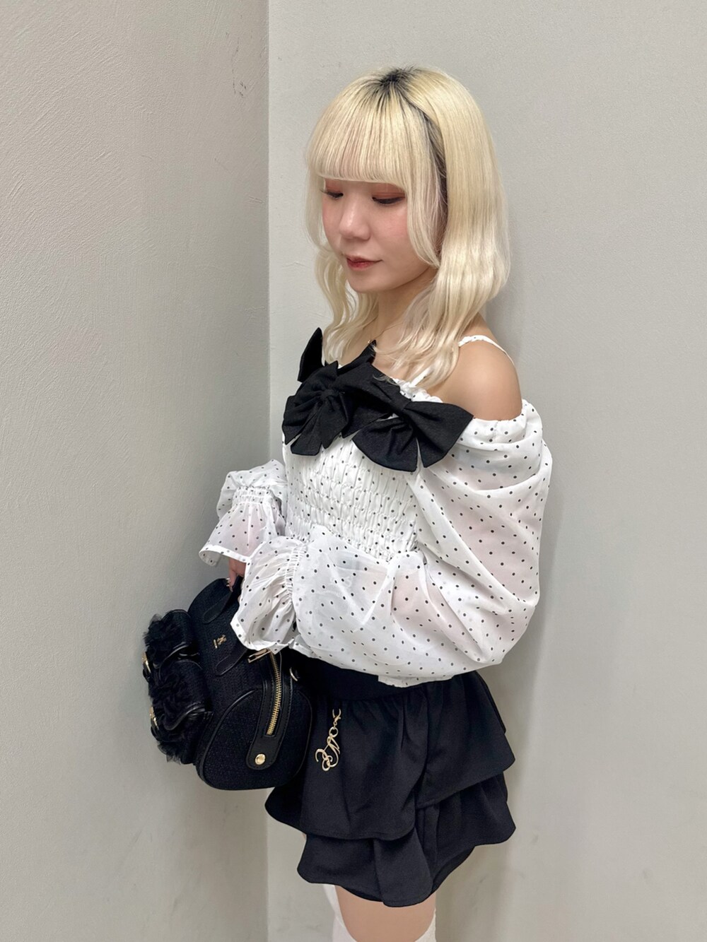 ブラック系のスカート、その他のシャツ/ブラウス、ブラック系のショルダーバッグを着用したレディースの春コーディネートの5枚目の写真
