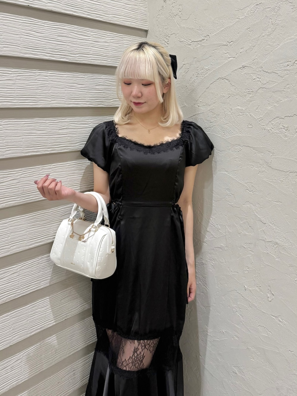 ブラック系のワンピース、ホワイト系のショルダーバッグ、その他のサンダルを着用したレディースの夏コーディネートの4枚目の写真