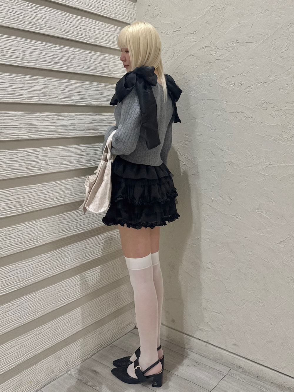 グレー系のカーディガン/ボレロ、ブラック系のスカート、ブラック系のパンプスを着用したレディースの春コーディネートの3枚目の写真