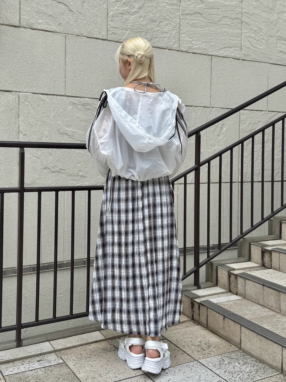 「OLIVE des OLIVE、オリーブ デ オリーブ(OLIVE des OLIVE)、高身長女子、骨格ストレート、ワンピース、ブルゾン、スポーツサンダル、サンダル、お出かけコーデ、リボン、モノトーン、夏コーデ、春コーデ、春夏コーデ、プチプラ」｜「OLIVE des OLIVEの【温度調節におすすめ】ライン袖シアブルゾン（ブルゾン、ホワイト系）」を使った、naoさん（骨格ストレート・レディース・163cm）の春コーディネートの2枚目の写真