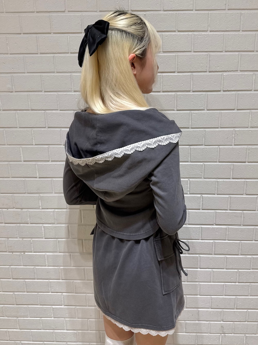 ホワイト系のキャミソール、ブラック系のワンピースを着用したレディースの春コーディネートの5枚目の写真