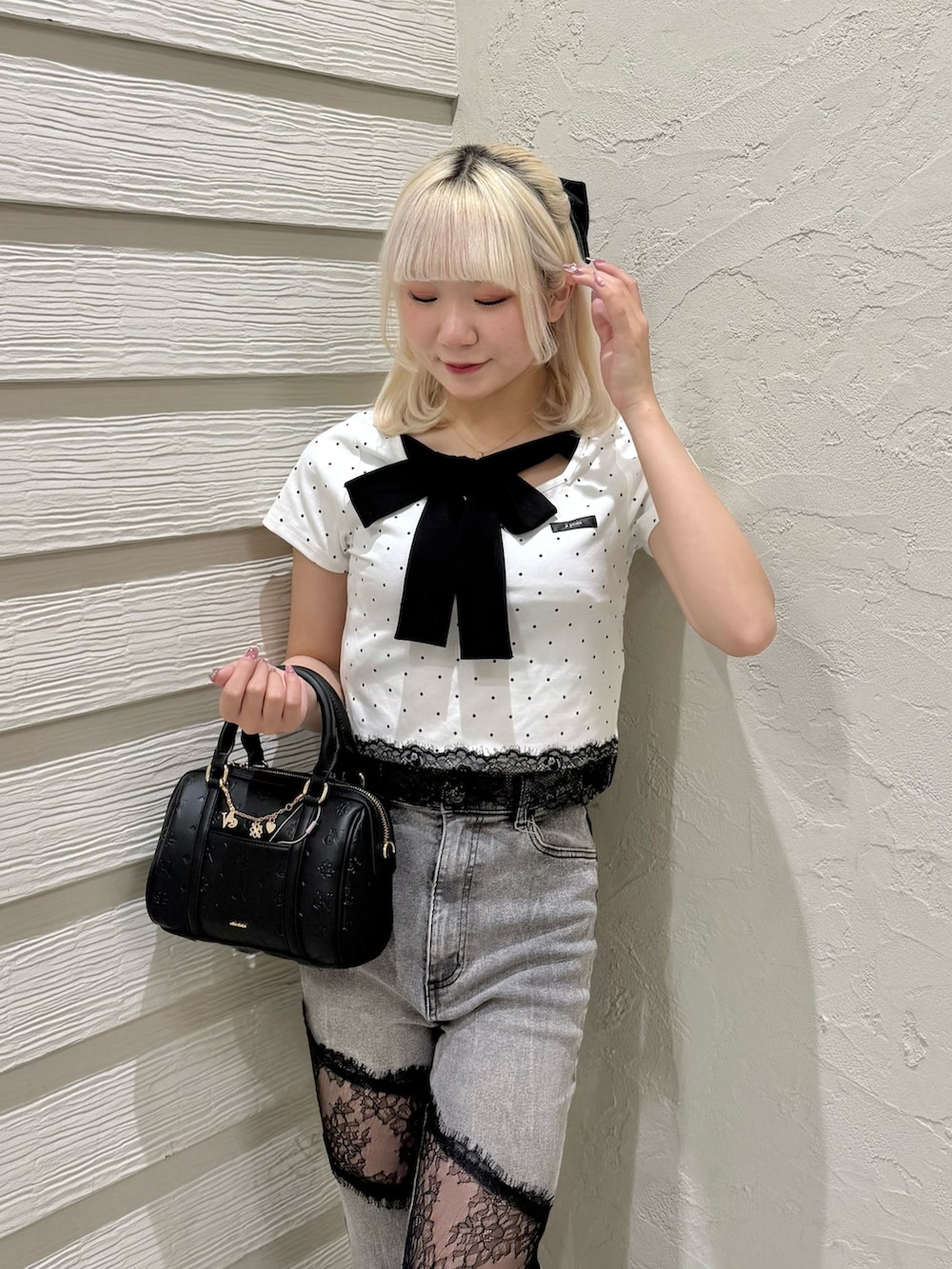 その他のTシャツ/カットソー、ブラック系のショルダーバッグ、グレー系のデニムパンツを着用したレディースの夏コーディネートの4枚目の写真