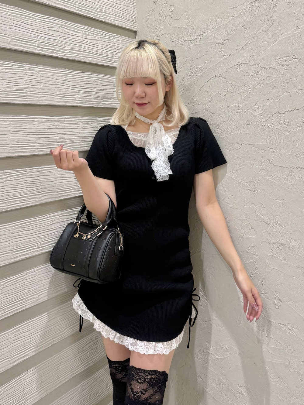 ブラック系のワンピース、ブラック系のショルダーバッグ、ブラック系のパンプスを着用したレディースの夏コーディネートの4枚目の写真
