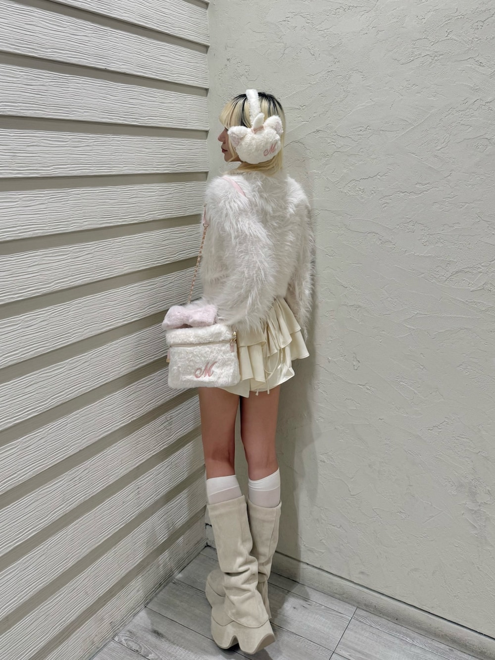 ピンク系のカーディガン/ボレロ、ピンク系のキャミソール、ホワイト系のショルダーバッグを着用したレディースの秋コーディネートの4枚目の写真