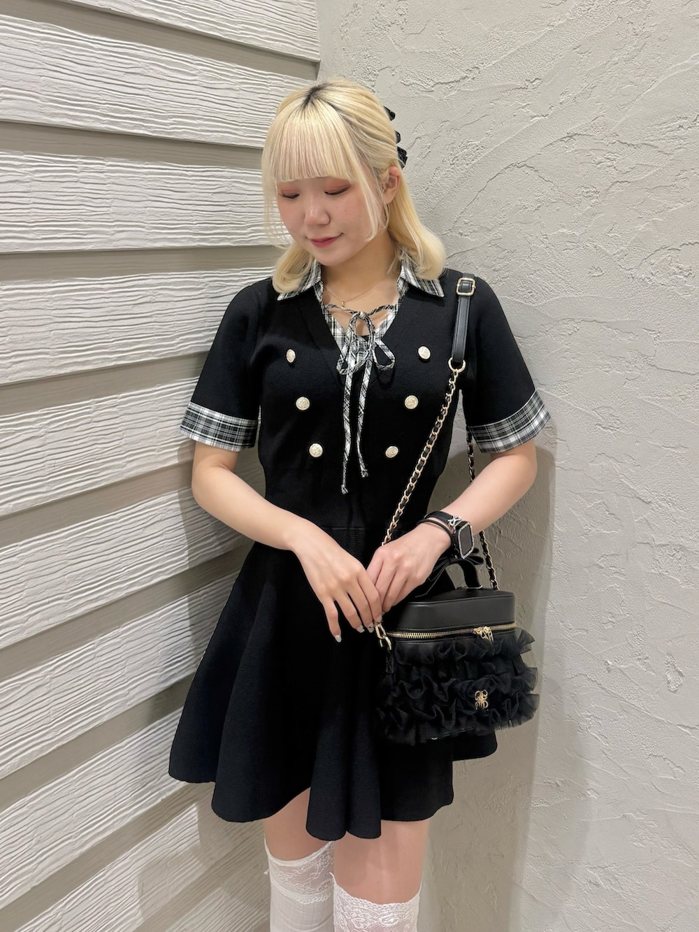 ブラック系のワンピース、ブラック系のキャミソール、ブラック系のショルダーバッグを着用したレディースの春コーディネートの6枚目の写真