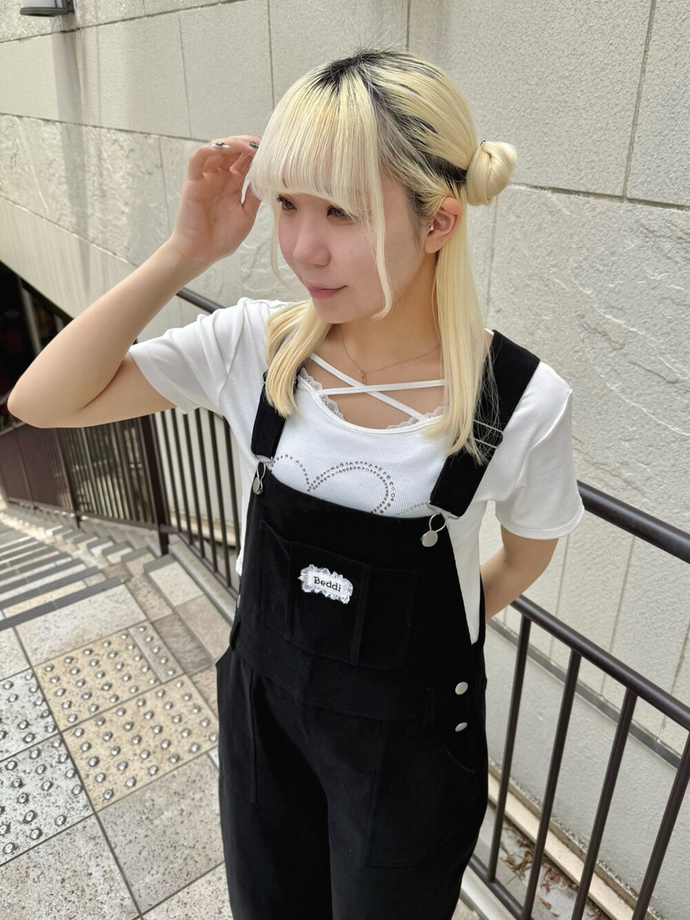 ブラック系のサロペット/オーバーオール、ホワイト系のTシャツ/カットソー、ホワイト系のサンダルを着用したレディースの夏コーディネートの4枚目の写真