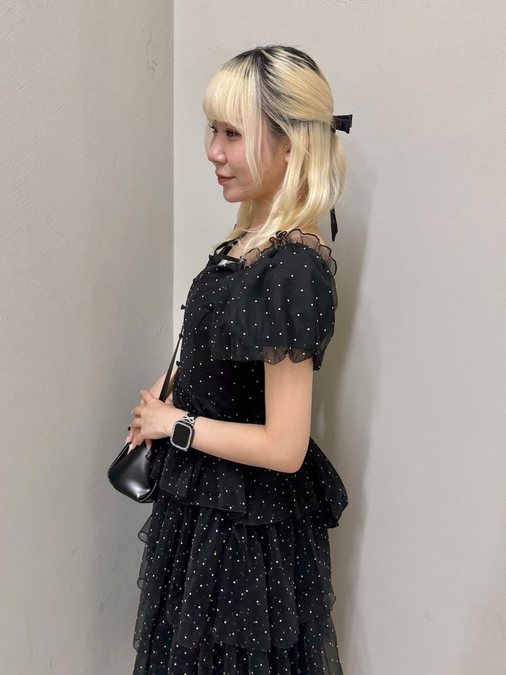 ブラック系のショルダーバッグ、その他のワンピース、ブラック系のサンダルを着用したレディースの春コーディネートの5枚目の写真