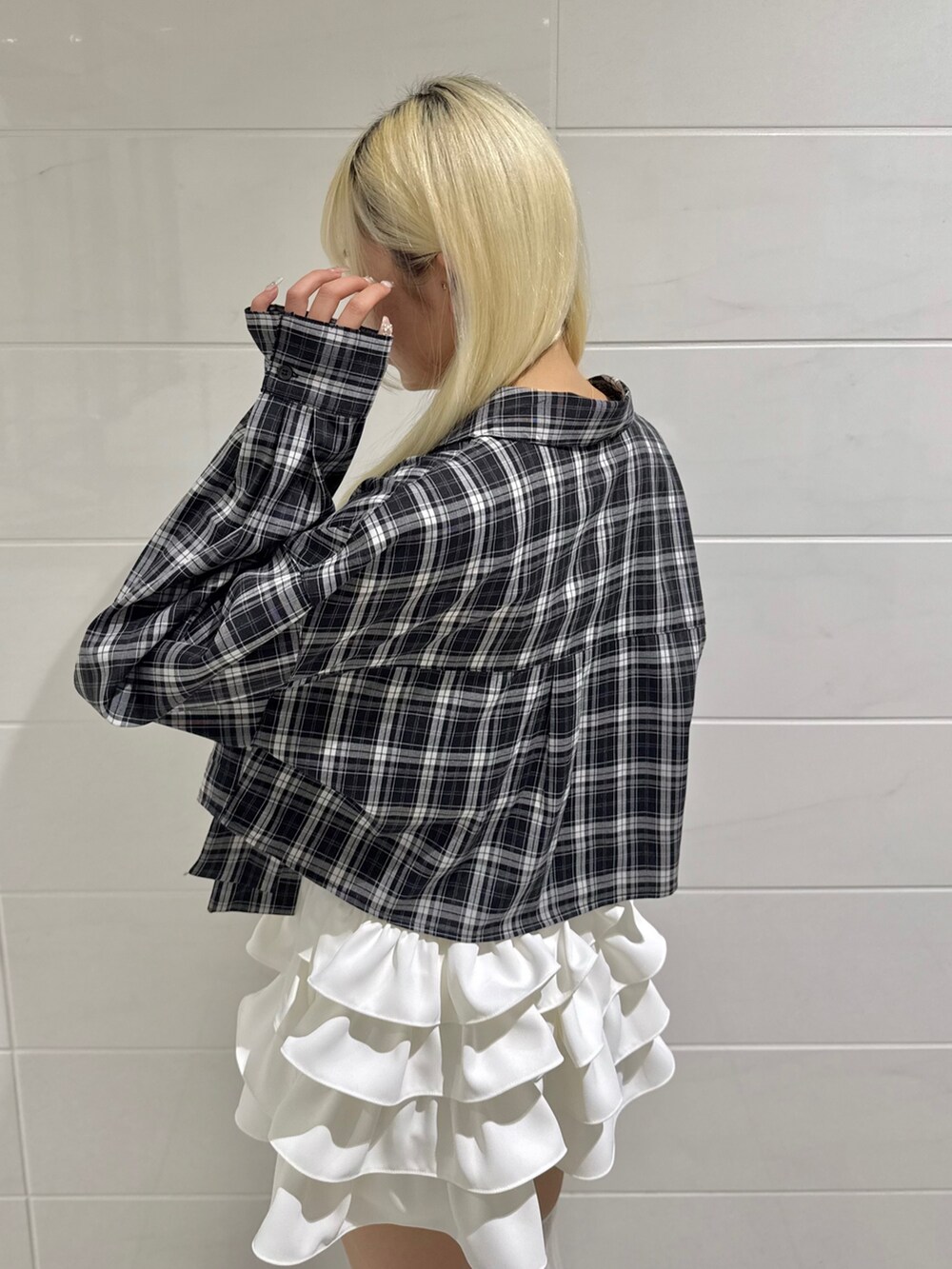 ホワイト系のスカート、ホワイト系のキャミソール、ブラック系のシャツ/ブラウスを着用したレディースの春コーディネートの5枚目の写真