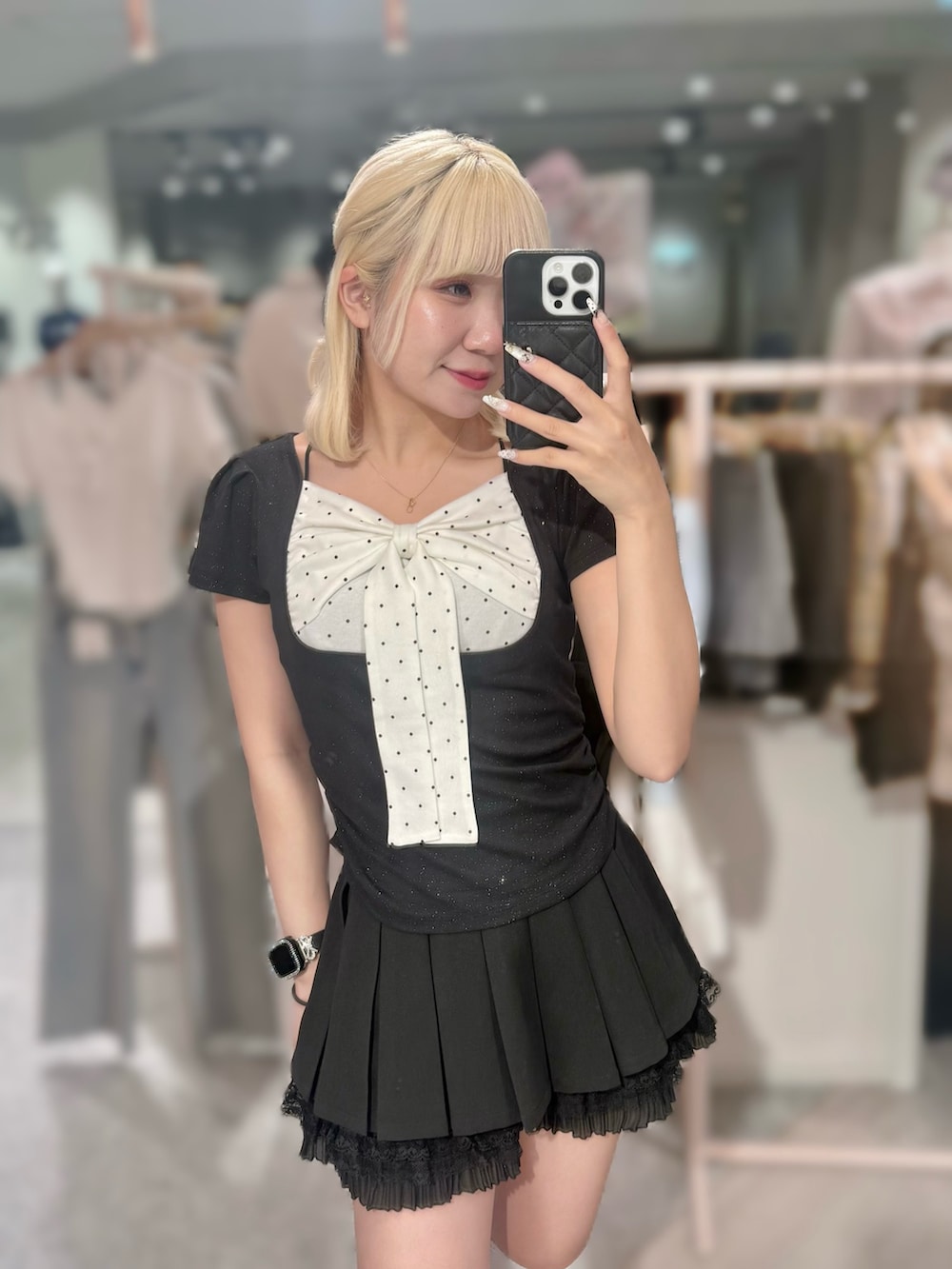 ブラック系のTシャツ/カットソー、ブラック系のショルダーバッグ、ブラック系のパンプスを着用したレディースの春コーディネートの6枚目の写真