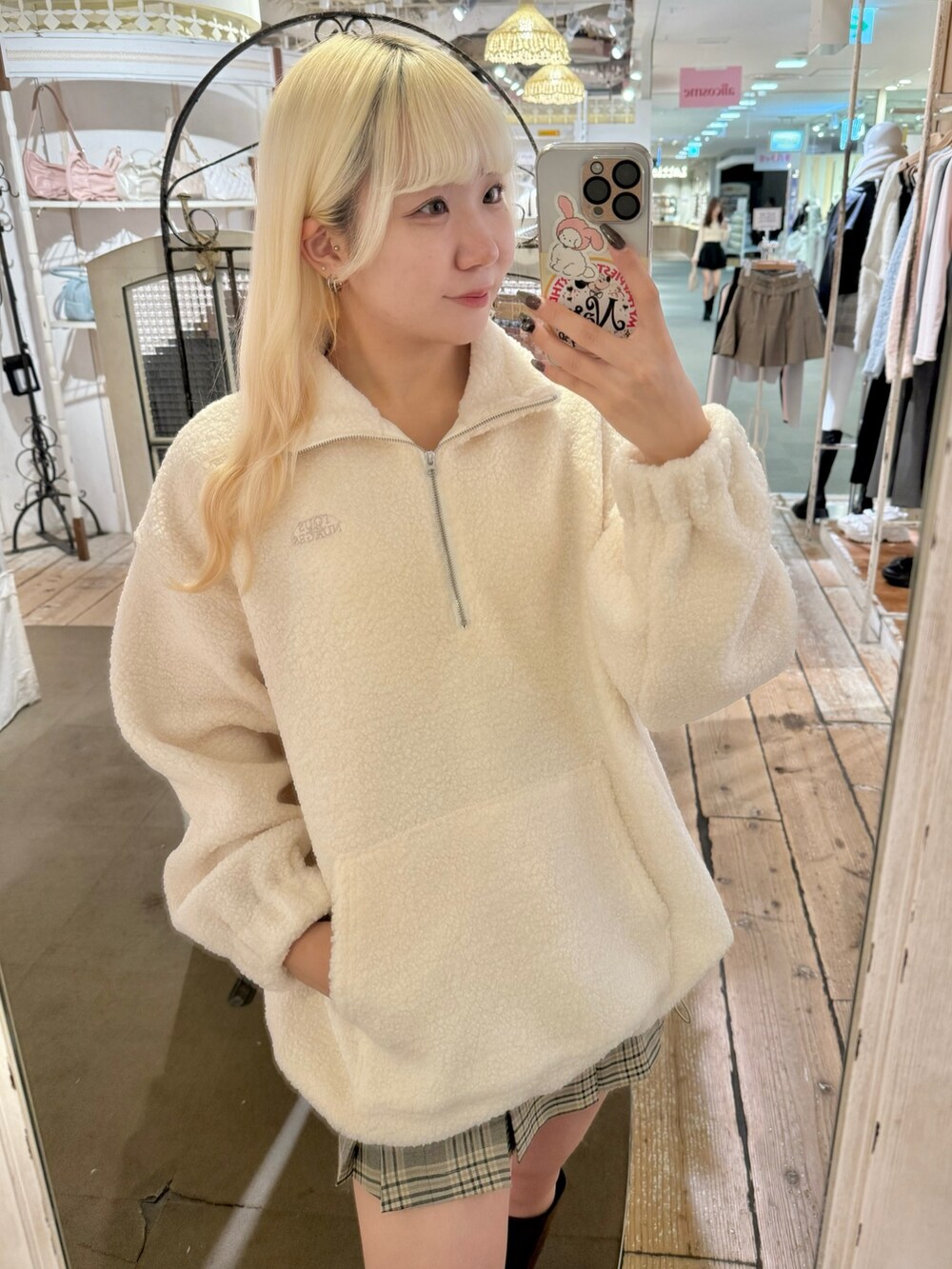 ホワイト系のTシャツ/カットソー、その他のスカート、ブラウン系のブーツを着用したレディースの秋コーディネートの3枚目の写真