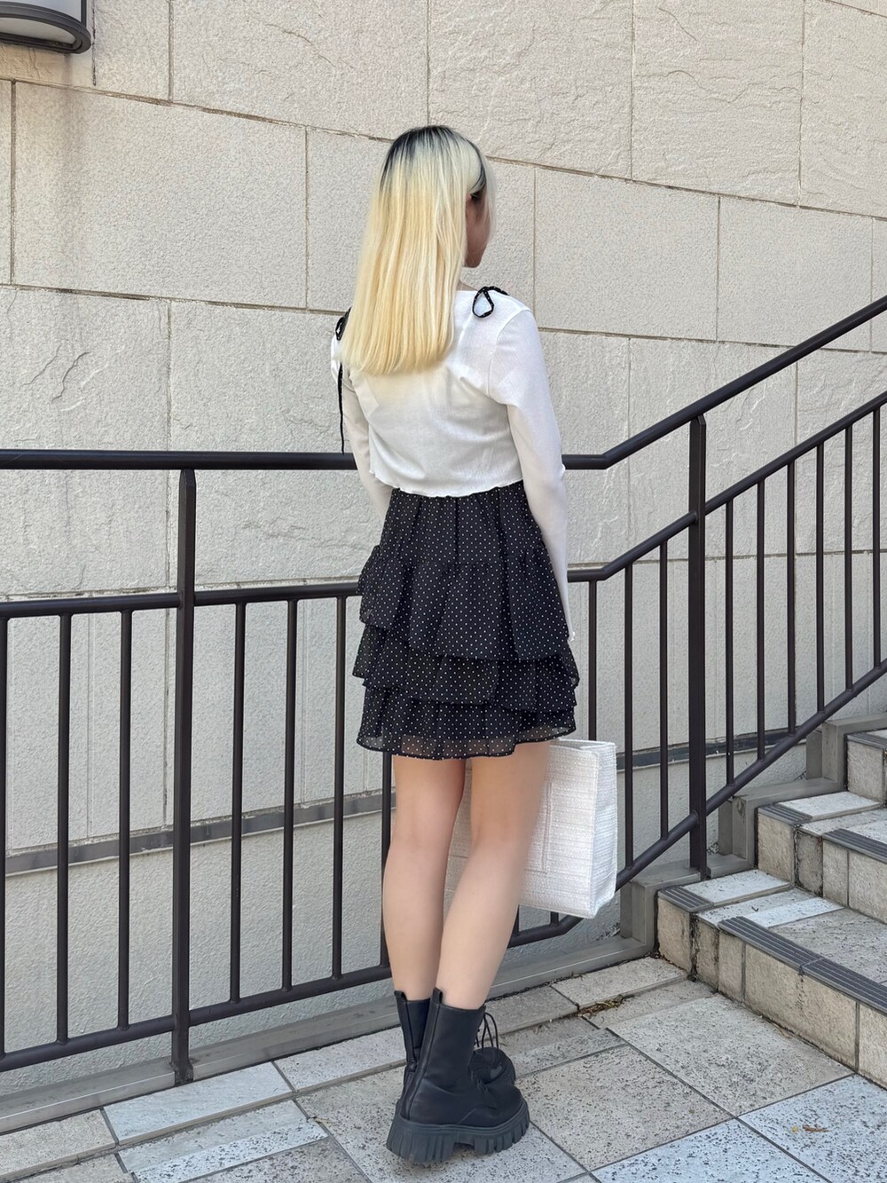 ブラック系のワンピース、ホワイト系のトートバッグを着用したレディースの夏コーディネートの3枚目の写真