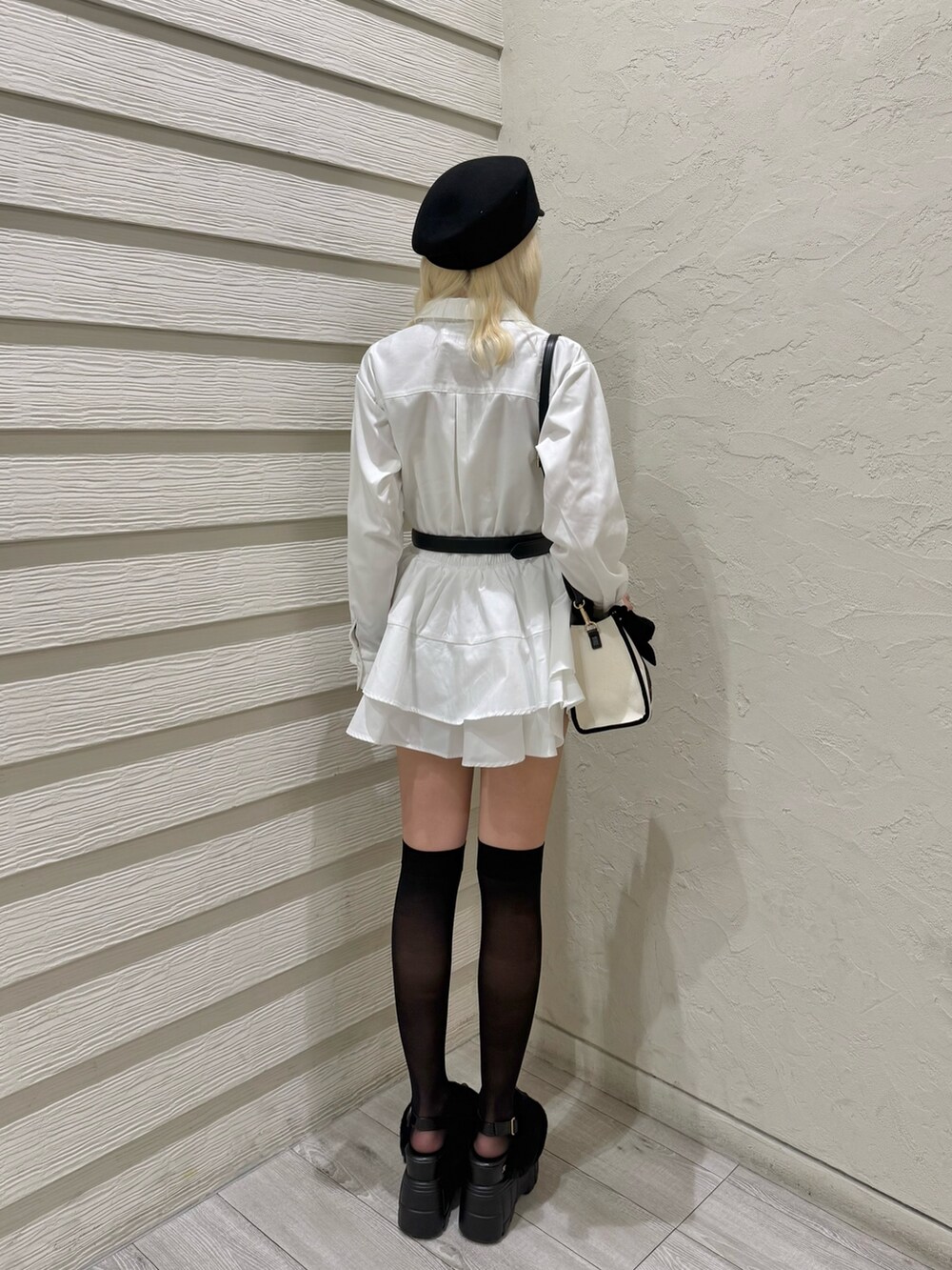 ホワイト系のワンピース、ブラック系のトートバッグ、ブラック系のサンダルを着用したレディースの夏コーディネートの3枚目の写真