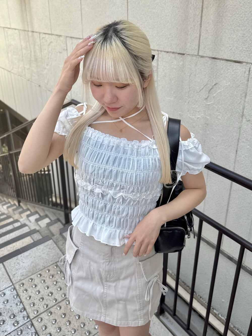 ブラック系のその他シューズ、ホワイト系のシャツ/ブラウス、ブラック系のショルダーバッグを着用したレディースの春コーディネートの4枚目の写真