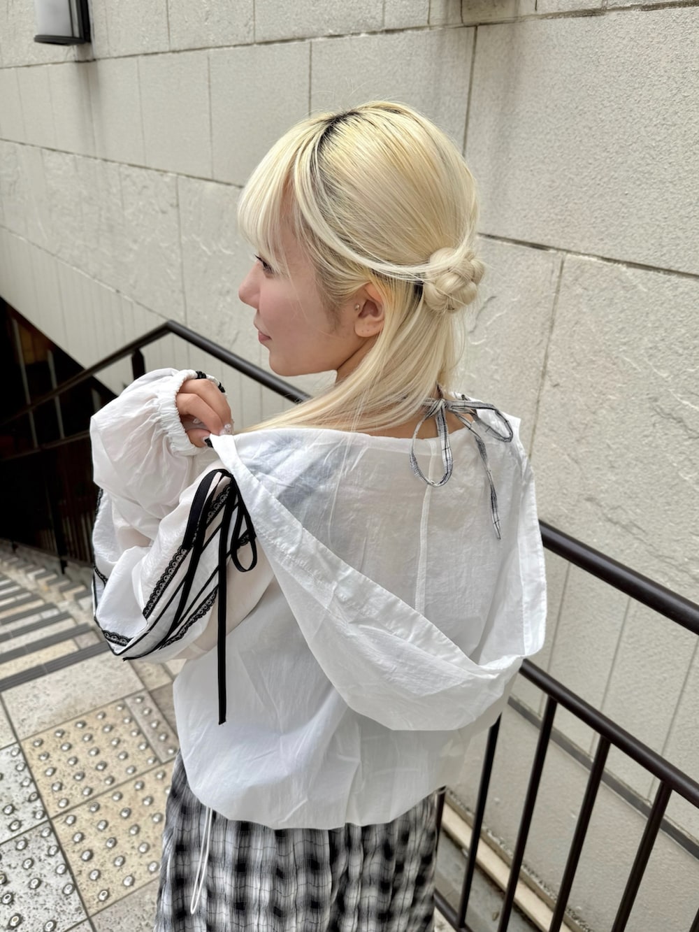 「OLIVE des OLIVE、オリーブ デ オリーブ(OLIVE des OLIVE)、高身長女子、骨格ストレート、ワンピース、ブルゾン、スポーツサンダル、サンダル、お出かけコーデ、リボン、モノトーン、夏コーデ、春コーデ、春夏コーデ、プチプラ」｜「OLIVE des OLIVEの【温度調節におすすめ】ライン袖シアブルゾン（ブルゾン、ホワイト系）」を使った、naoさん（骨格ストレート・レディース・163cm）の春コーディネートの7枚目の写真