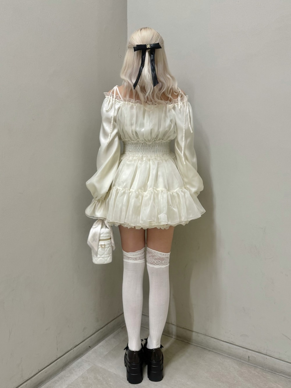 ホワイト系のワンピース、ホワイト系のスカート、ホワイト系のショルダーバッグを着用したレディースの春コーディネートの3枚目の写真