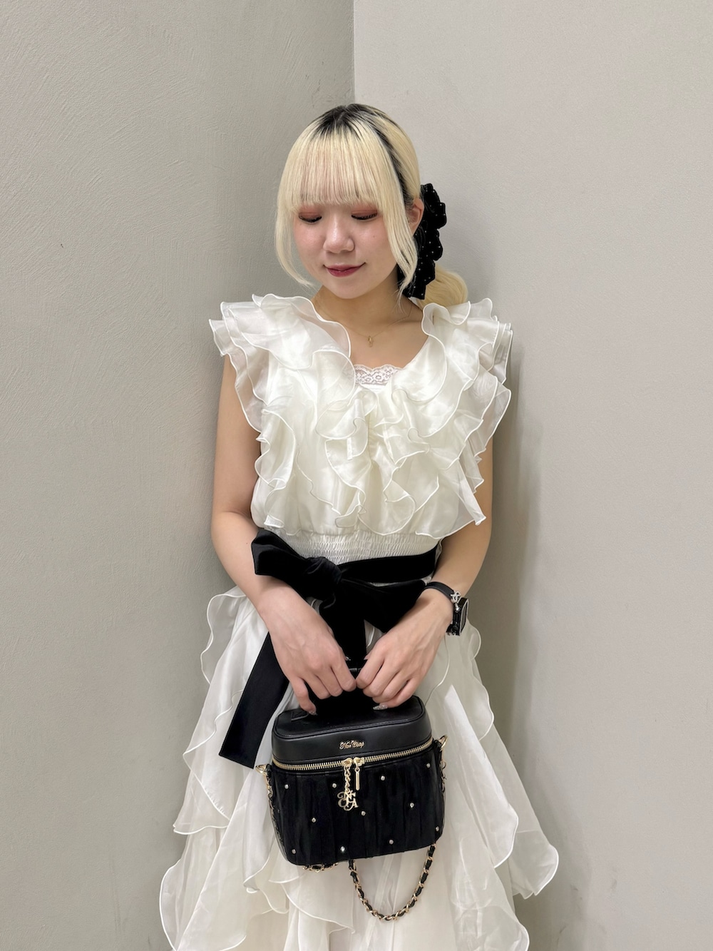 ホワイト系のワンピース、ホワイト系のキャミソール、ブラック系のショルダーバッグを着用したレディースの夏コーディネートの4枚目の写真
