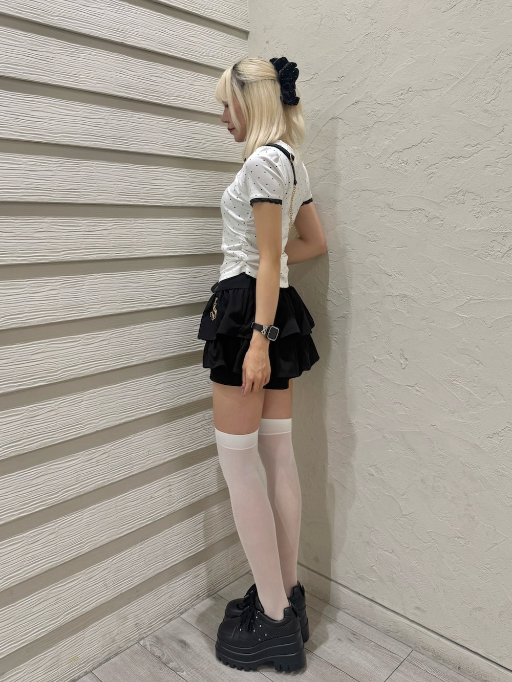 ブラック系のスカート、ブラック系のショルダーバッグ、その他のTシャツ/カットソーを着用したレディースの夏コーディネートの2枚目の写真
