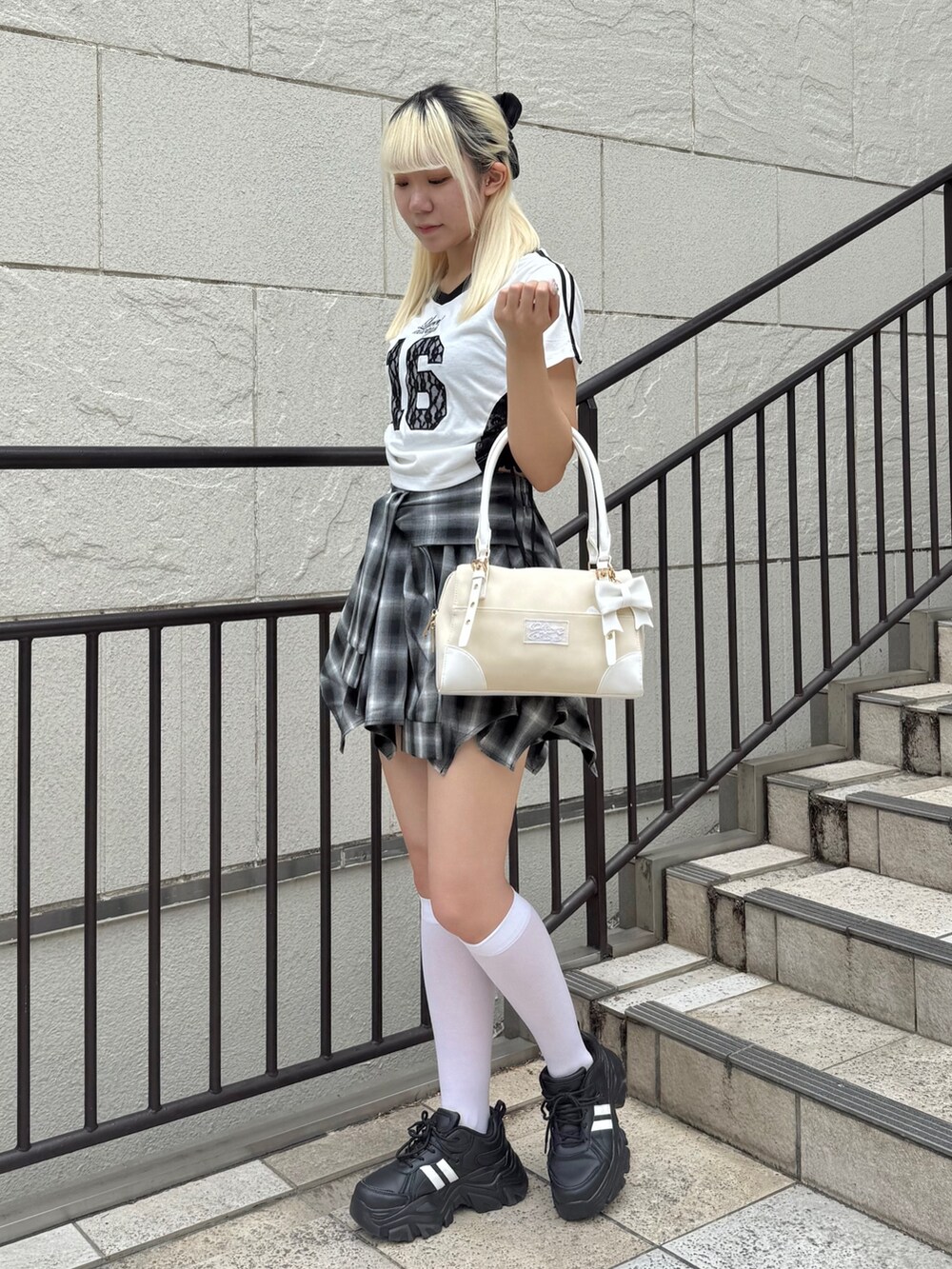 ホワイト系のショルダーバッグ、ホワイト系のTシャツ/カットソー、ブラック系のその他シューズを着用したレディースの夏コーディネートの2枚目の写真