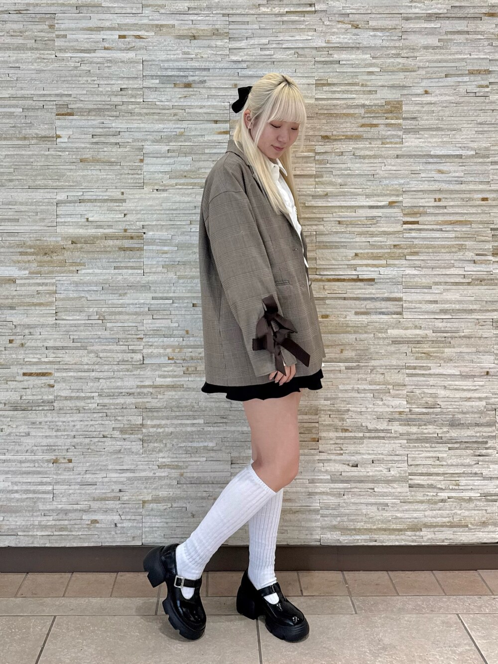 ブラウン系のその他アウター、ホワイト系のシャツ/ブラウス、ブラック系のその他シューズを着用したレディースの春コーディネートの2枚目の写真