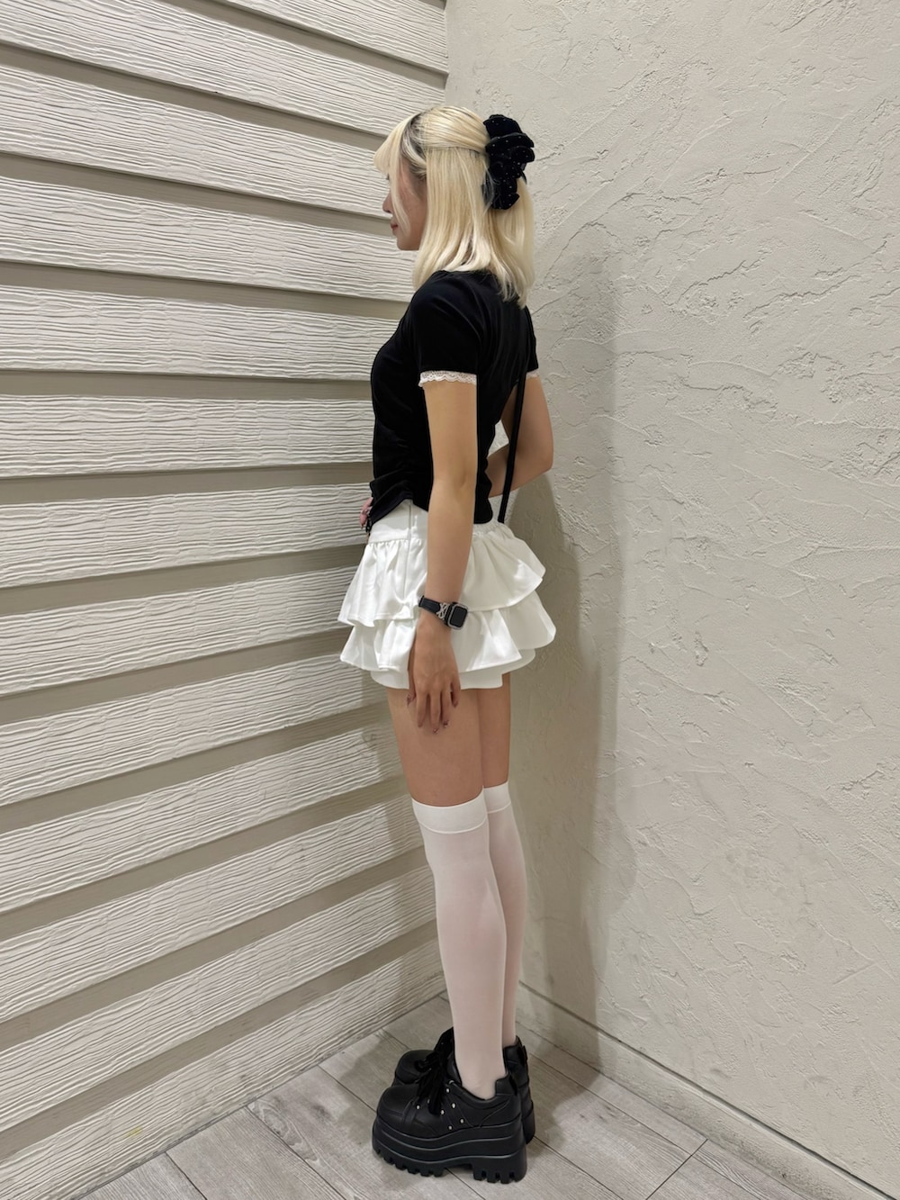 ブラック系のTシャツ/カットソー、ホワイト系のスカート、ブラック系のショルダーバッグを着用したレディースの夏コーディネートの2枚目の写真