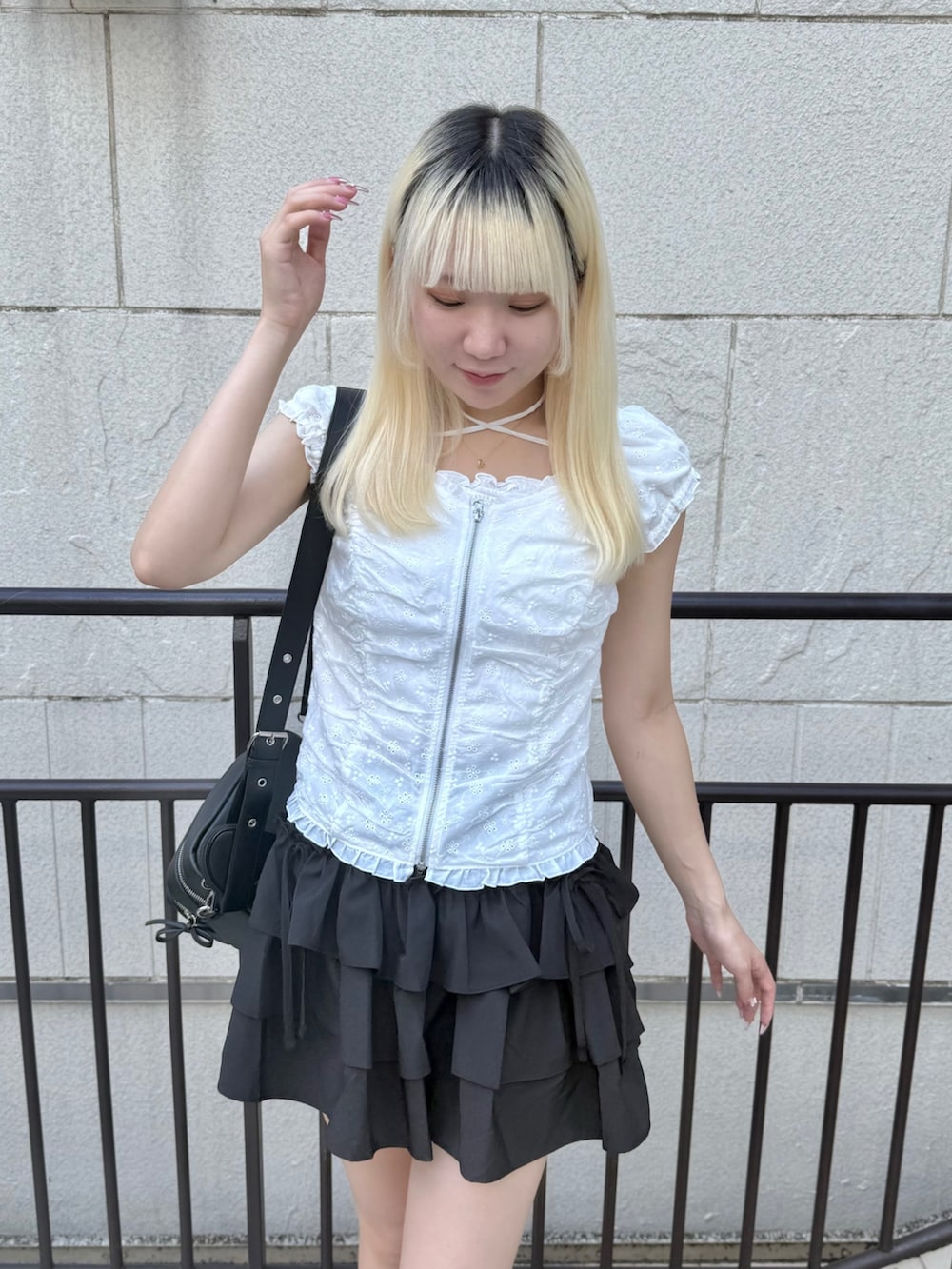 ホワイト系のシャツ/ブラウス、ブラック系のショルダーバッグ、ブラック系のスカートを着用したレディースの夏コーディネートの3枚目の写真