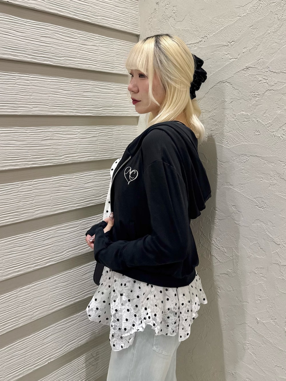 ブラック系のショルダーバッグ、ブルー系のデニムパンツ、ブラック系のサンダルを着用したレディースの夏コーディネートの5枚目の写真