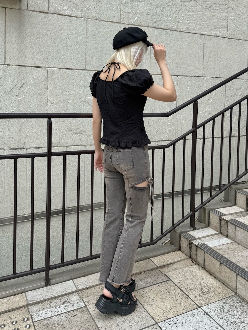 ブラック系のデニムパンツ、ホワイト系のキャミソール、ブラック系のシャツ/ブラウスを着用したレディースの春コーディネートの2枚目の写真