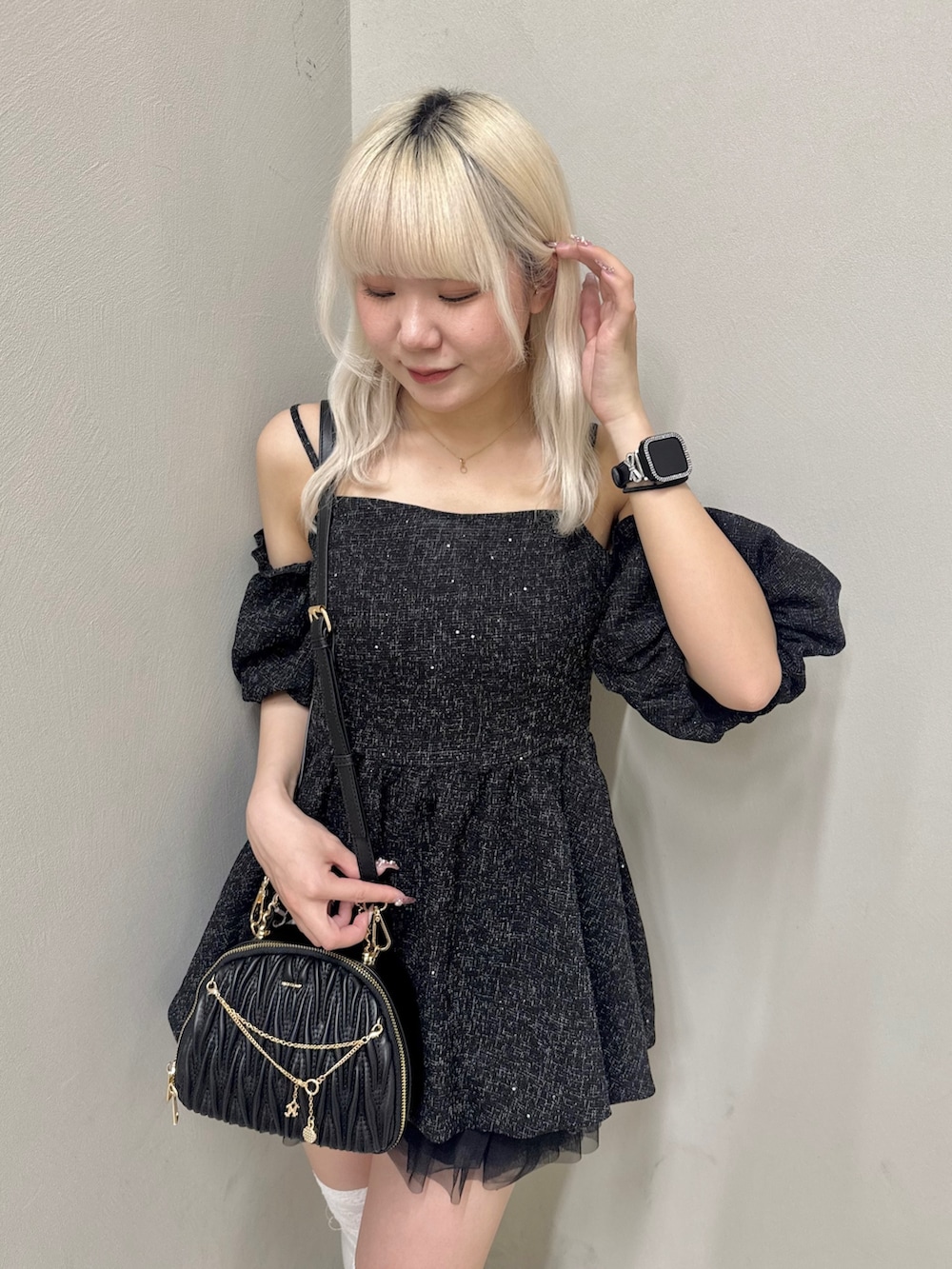 ブラック系のワンピース、ブラック系のショルダーバッグ、ブラック系のパンプスを着用したレディースの春コーディネートの4枚目の写真