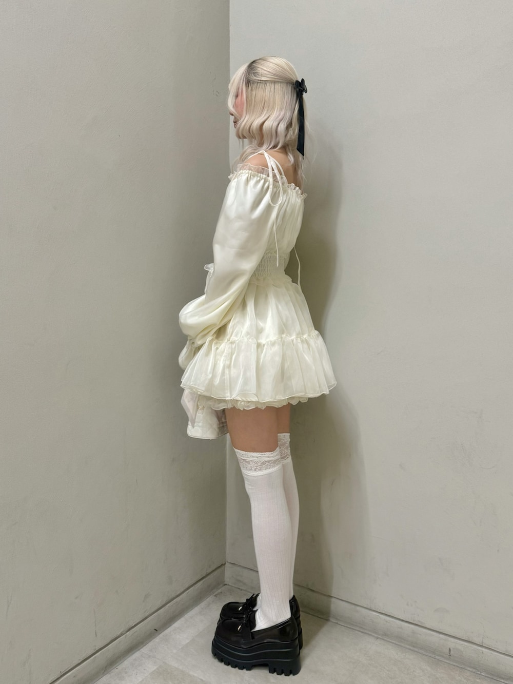 ホワイト系のワンピース、ホワイト系のスカート、ホワイト系のショルダーバッグを着用したレディースの春コーディネートの2枚目の写真