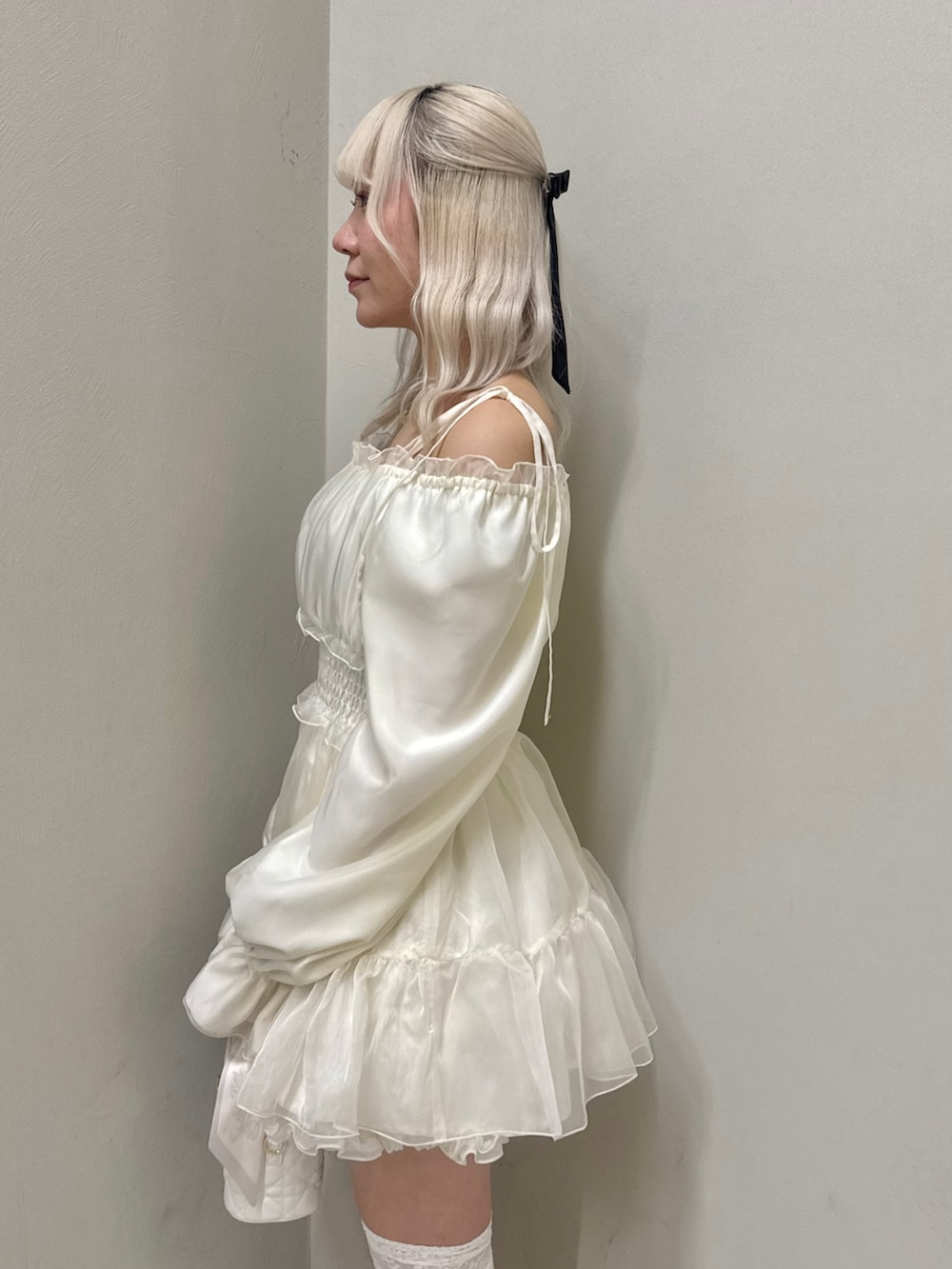 ホワイト系のワンピース、ホワイト系のスカート、ホワイト系のショルダーバッグを着用したレディースの春コーディネートの5枚目の写真