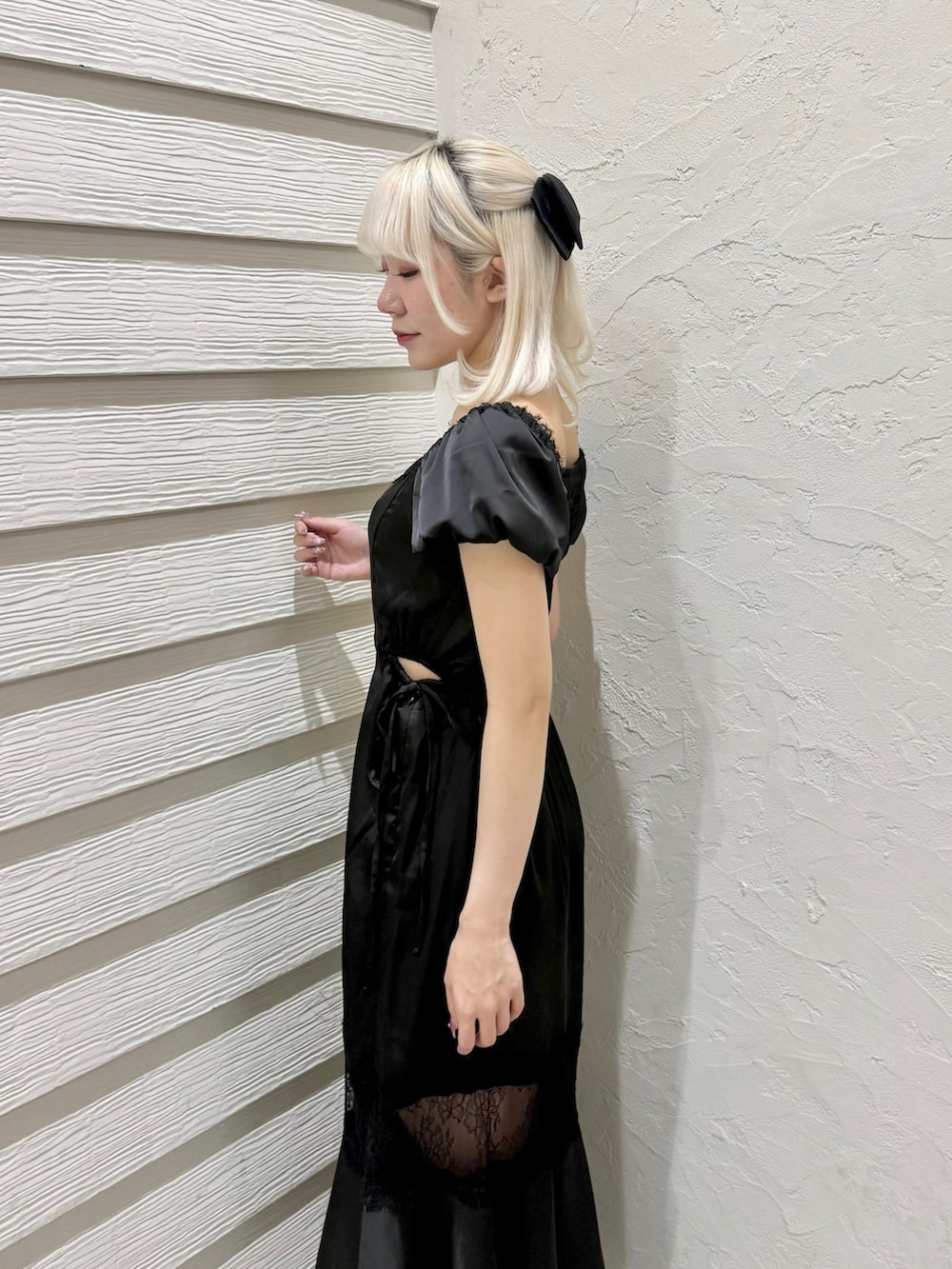 ブラック系のワンピース、ホワイト系のショルダーバッグ、その他のサンダルを着用したレディースの夏コーディネートの5枚目の写真