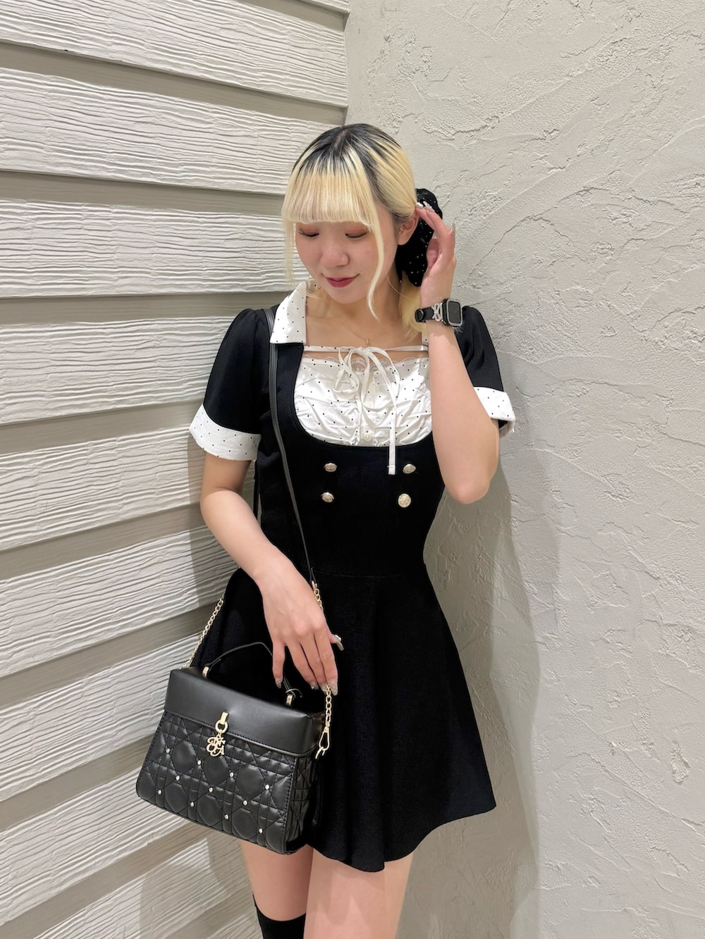 ブラック系のショルダーバッグ、ブラック系のワンピース、ブラック系のスニーカーを着用したレディースの夏コーディネートの4枚目の写真