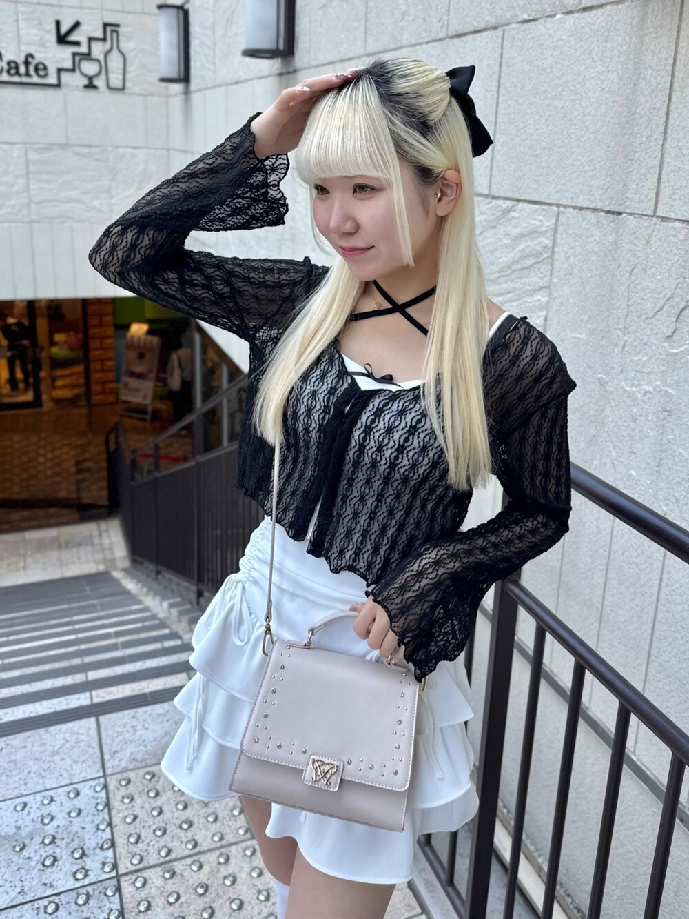 ピンク系のトートバッグ、ピンク系のショルダーバッグ、ブラック系のカーディガン/ボレロを着用したレディースの春コーディネートの2枚目の写真