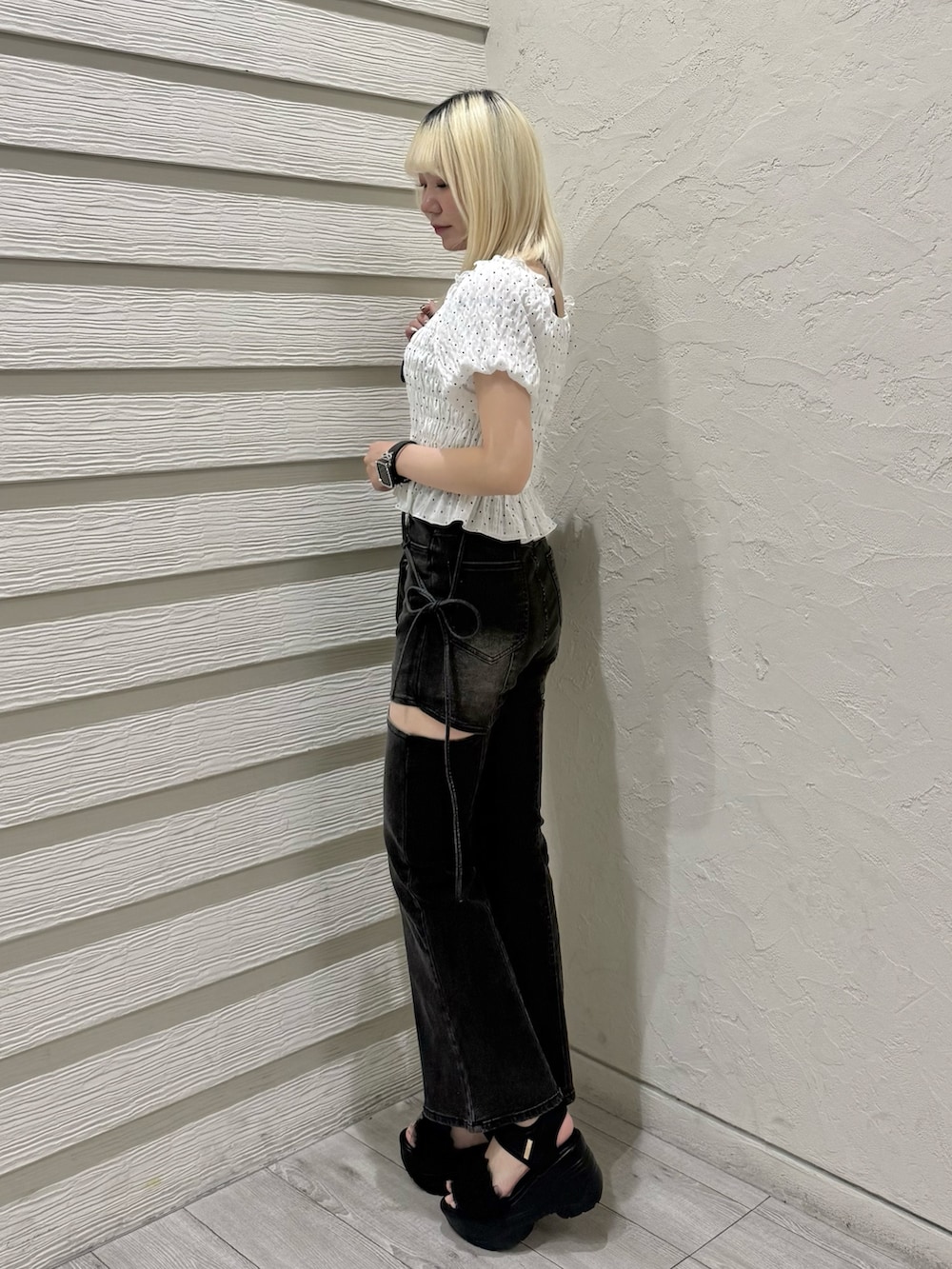 その他のシャツ/ブラウス、ブラック系のデニムパンツ、ブラック系のショルダーバッグを着用したレディースの春コーディネートの2枚目の写真