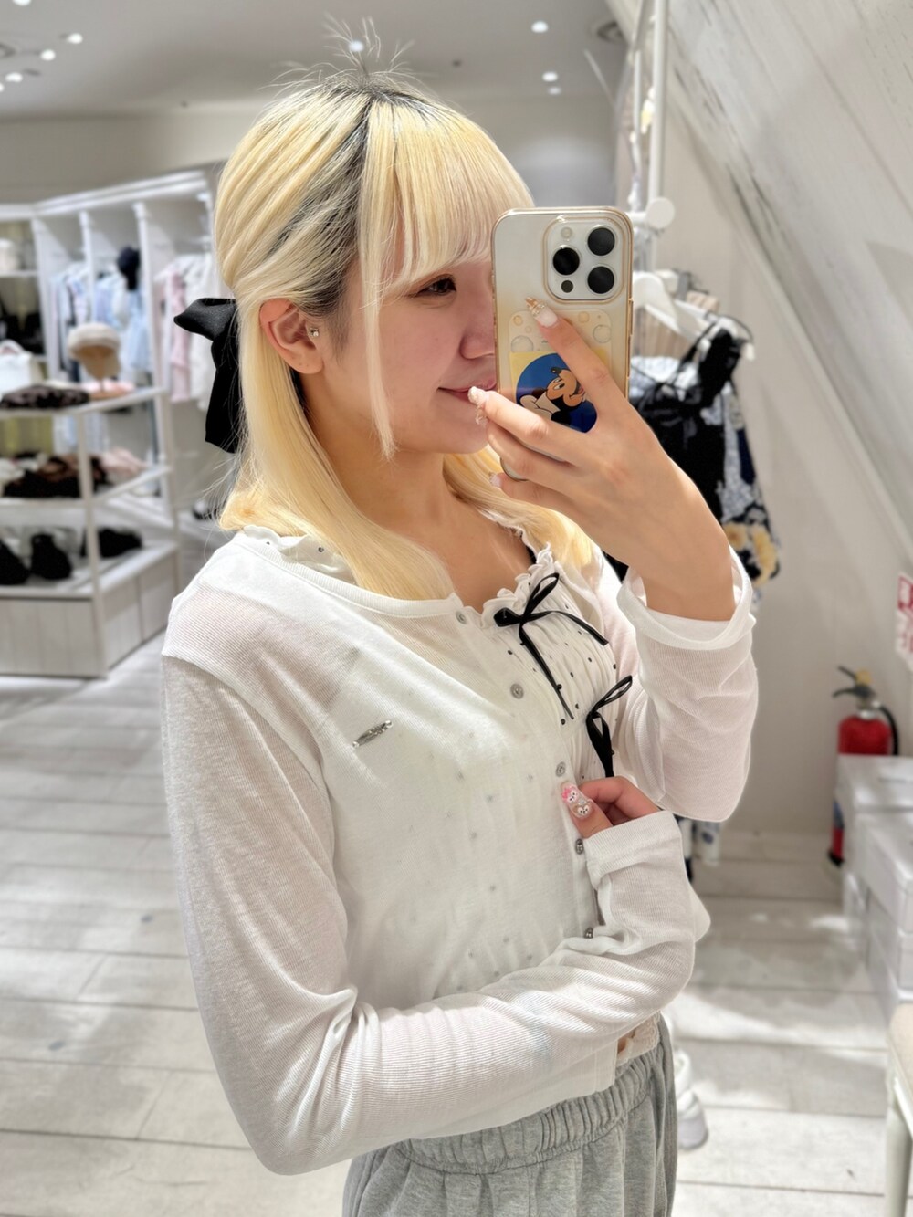 ホワイト系のカーディガン/ボレロ、ホワイト系のスニーカー、グレー系のスウェットパンツを着用したレディースの夏コーディネートの5枚目の写真