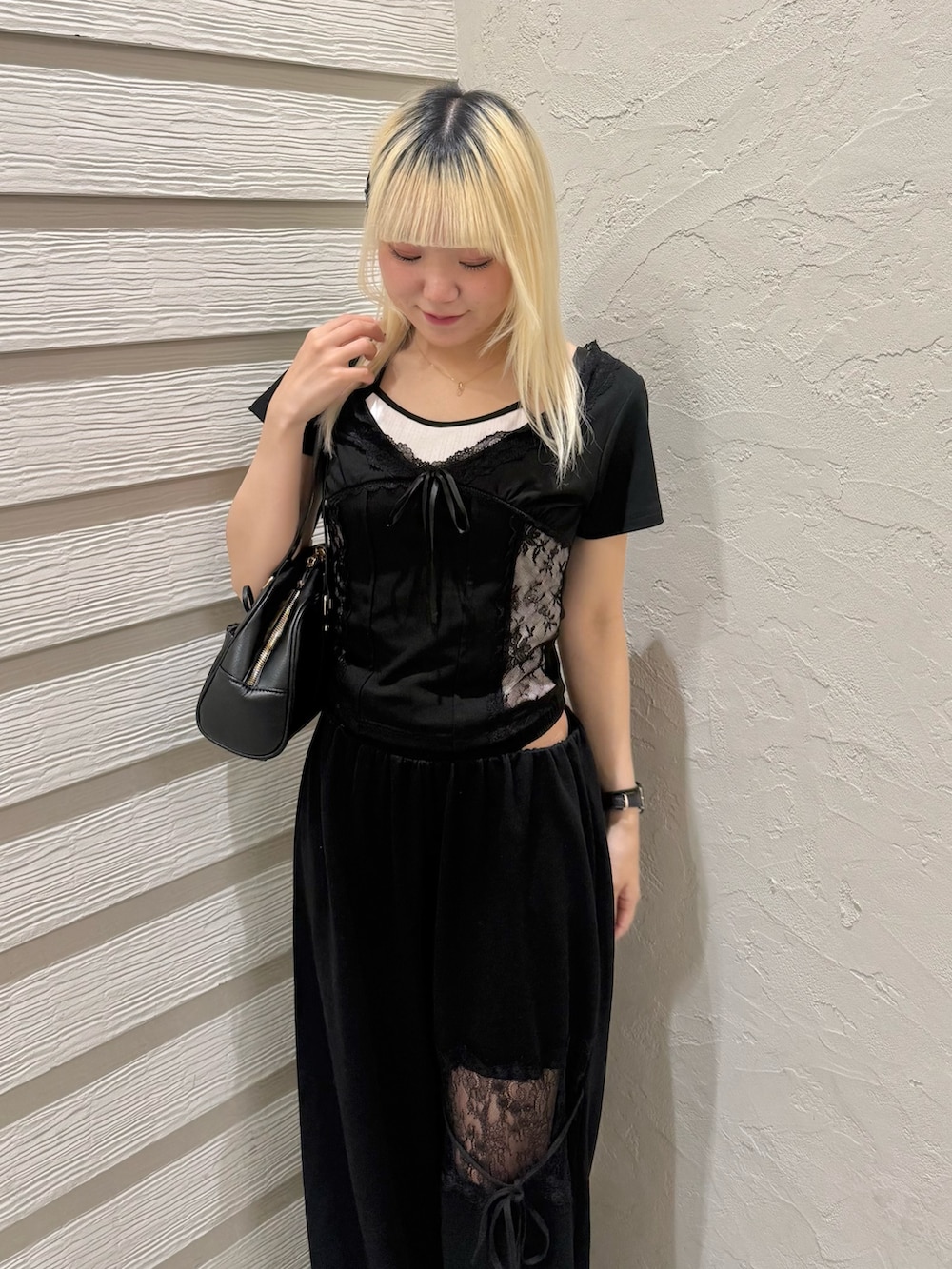ブラック系のスウェットパンツ、ブラック系のTシャツ/カットソー、ブラック系のボストンバッグを着用したレディースの春コーディネートの4枚目の写真
