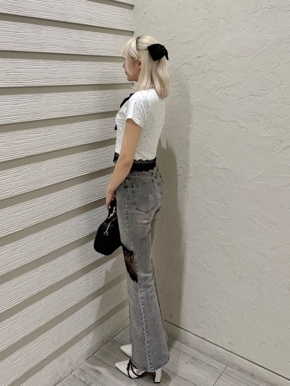 その他のTシャツ/カットソー、ブラック系のショルダーバッグ、グレー系のデニムパンツを着用したレディースの夏コーディネートの2枚目の写真