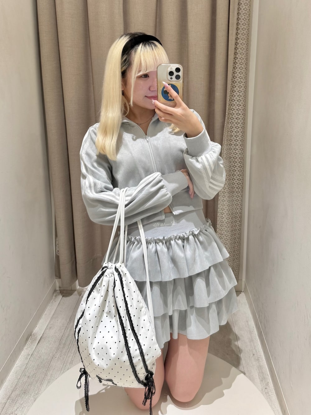 ブルー系のジャージ、ホワイト系のバックパック/リュック、ブルー系のスカートを着用したレディースの夏コーディネートの2枚目の写真