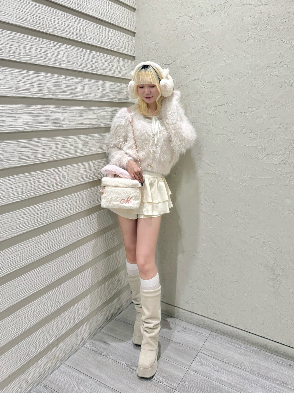 ピンク系のカーディガン/ボレロ、ピンク系のキャミソール、ホワイト系のショルダーバッグを着用したレディースの秋コーディネートの2枚目の写真