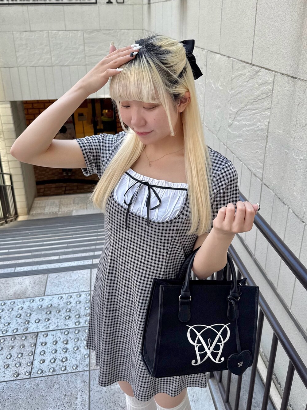 ブラック系のトートバッグ、その他のワンピースを着用したレディースの春コーディネートの4枚目の写真