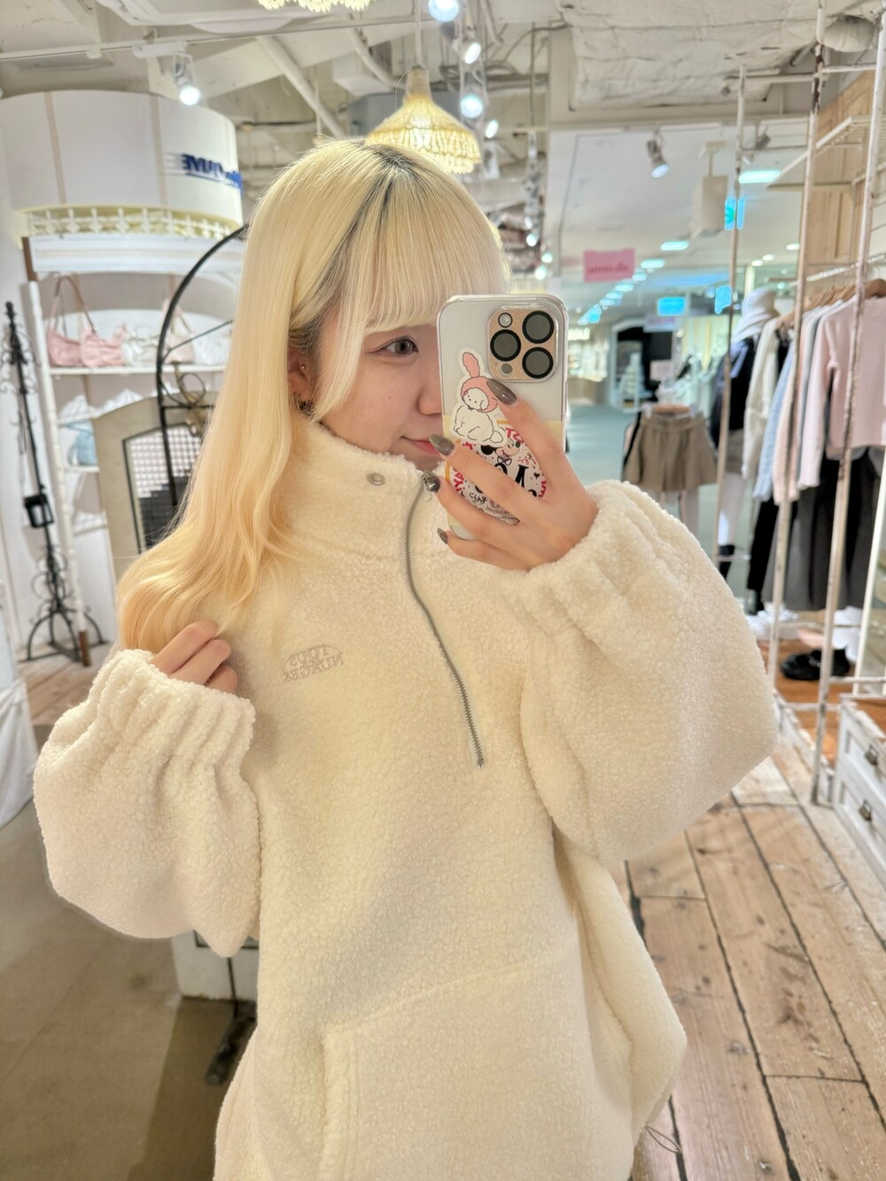 ホワイト系のTシャツ/カットソー、その他のスカート、ブラウン系のブーツを着用したレディースの秋コーディネートの2枚目の写真