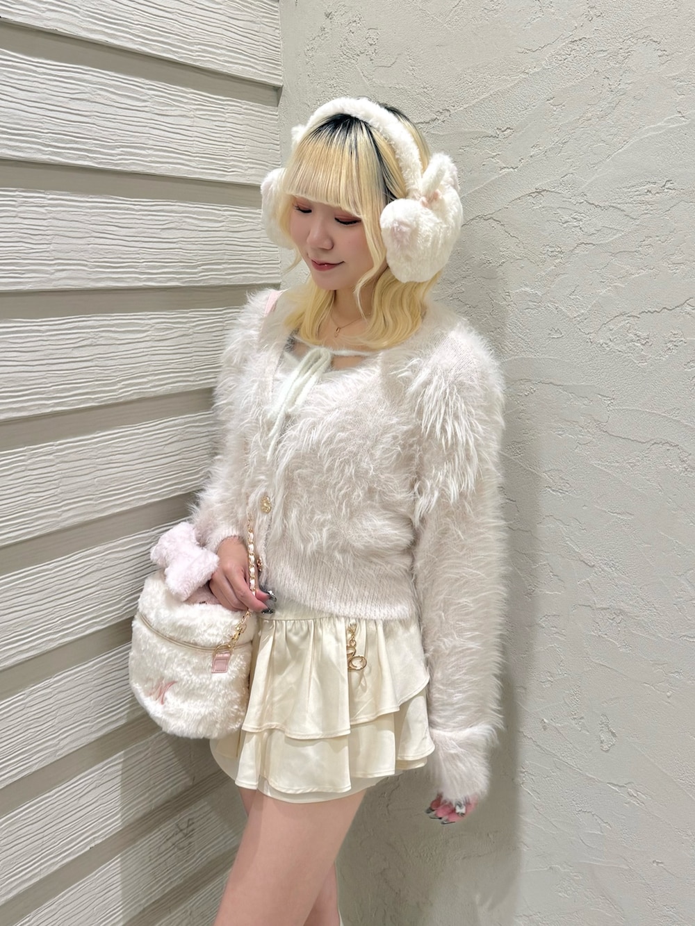 ピンク系のカーディガン/ボレロ、ピンク系のキャミソール、ホワイト系のショルダーバッグを着用したレディースの秋コーディネートの7枚目の写真